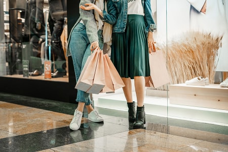 ショッピングモールで買い物をする2人組の女性